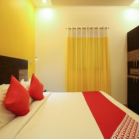 Oyo 10152 Rail View Residency Hotel Alappuzha ภายนอก รูปภาพ